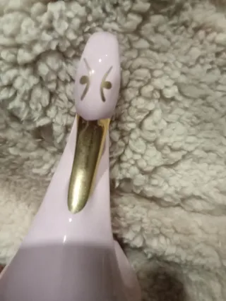 Cisne de porcelana rosa con pico dorado