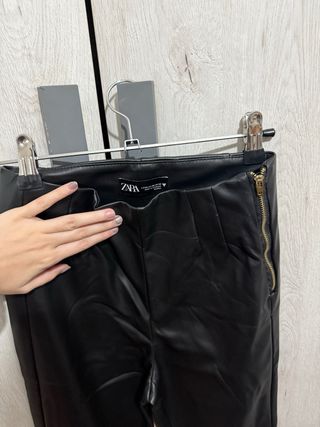 Pantalón cuero efecto piel Zara negro