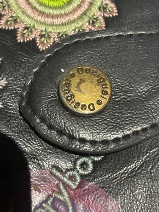 Monedero Desigual Negro con Bordados