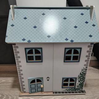 Casita de muñecas de madera