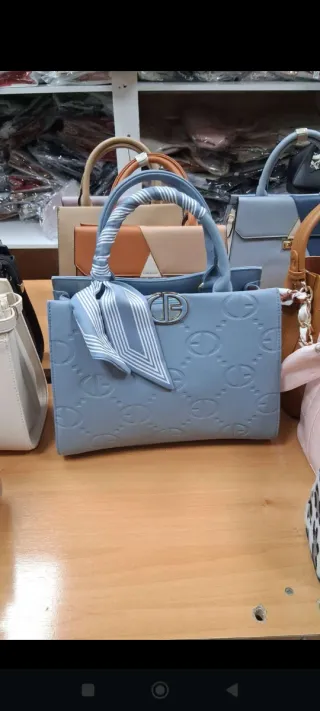Bolso azul con pañuelo