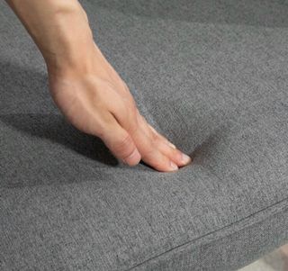 Butaca gris de tela y madera