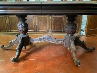 Bela mesa antiga de madeira maciça. 8 lugares.