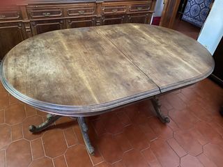 Bela mesa antiga de madeira maciça. 8 lugares.