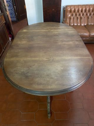 Bela mesa antiga de madeira maciça. 8 lugares.