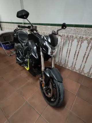 Moto Zontes Z2 125cc Naked Negra y Amarilla
