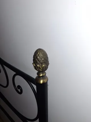 Cabecero de forja negro y dorado