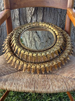 LÁMPARA y ESPEJO SOL METAL DORADO.