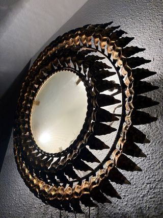 LÁMPARA y ESPEJO SOL METAL DORADO.