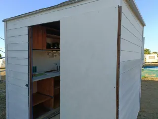 Cucina in legno su ruote per campeggio