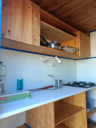 Cucina in legno su ruote per campeggio