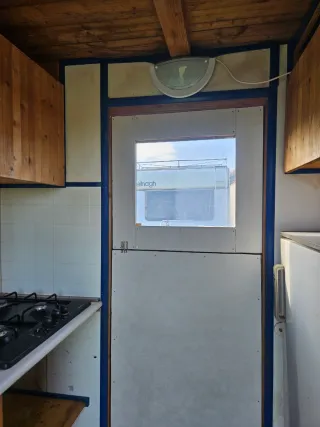 Cucina in legno su ruote per campeggio