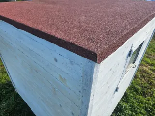 Cucina in legno su ruote per campeggio