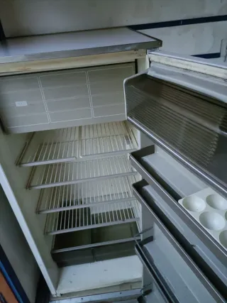 Cucina in legno su ruote per campeggio