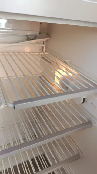 Cucina in legno su ruote per campeggio