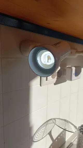 Cucina in legno su ruote per campeggio