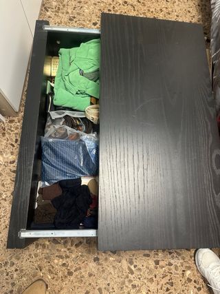 Baúl de madera oscura