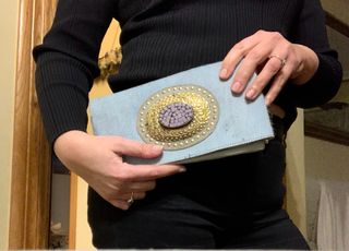 Bolso de mano de cuero y piel potro.