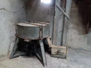 Molino eléctrico antiguo de cereales