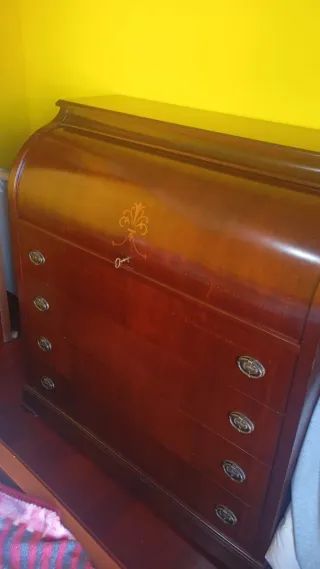 Armario de madera marrón y amarillo