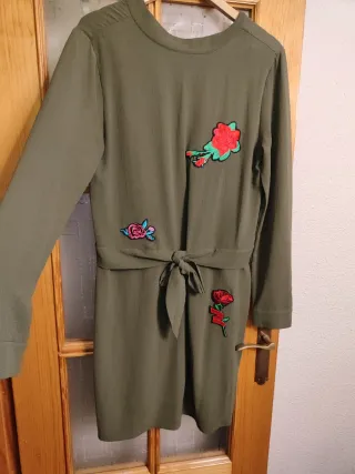 Vestido verde y rosas bordadas Talla M
