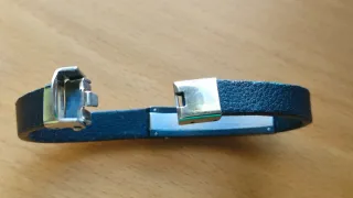 Pulsera cuero negro placa grabada CARLOS