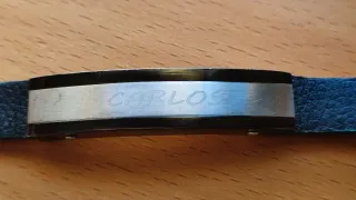 Pulsera cuero negro placa grabada CARLOS