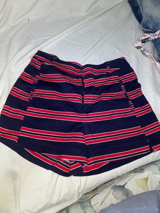 Shorts a rayas azul marino y rojo