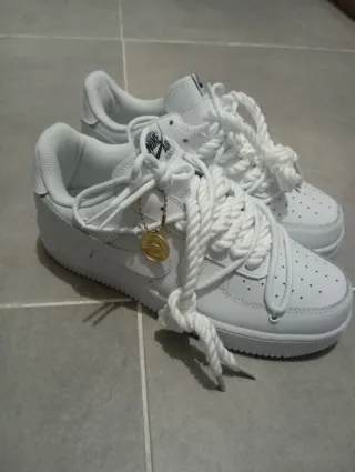 Nike Air Force 1 con cordones dorados