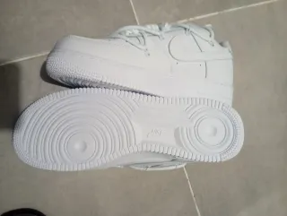 Nike Air Force 1 con cordones dorados