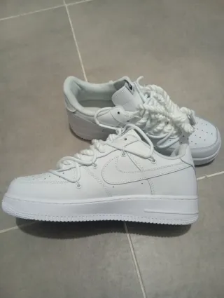Nike Air Force 1 con cordones dorados