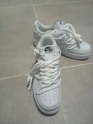 Nike Air Force 1 con cordones dorados