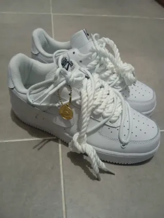 Nike Air Force 1 con cordones dorados