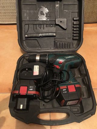 Atornillador Casals con baterías y cargador
