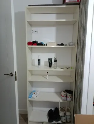 Estantería blanca de madera