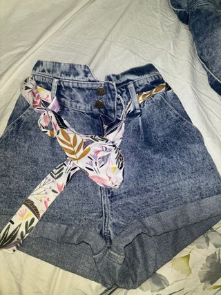 Shorts vaqueros con cinturón estampado