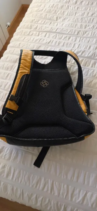 Mochila Samsonite Amarilla y Negra