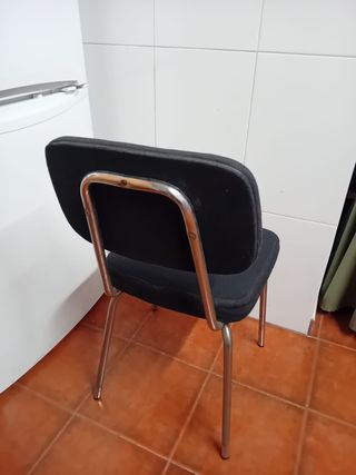 SILLA NEGRA DE TELA Y METAL
