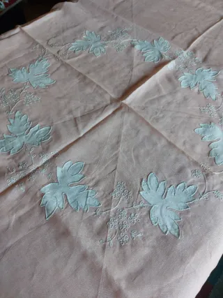 Tovaglia ricamata rosa e bianca