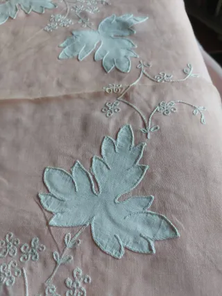 Tovaglia ricamata rosa e bianca