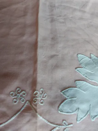 Tovaglia ricamata rosa e bianca