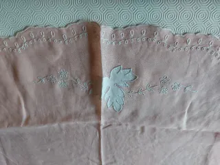 Tovaglia ricamata rosa e bianca