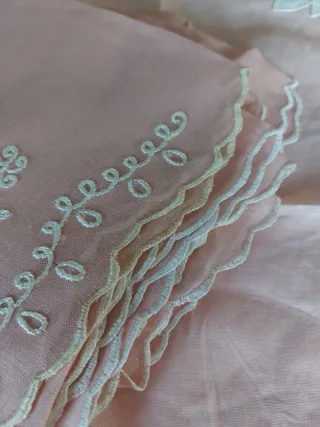 Tovaglia ricamata rosa e bianca