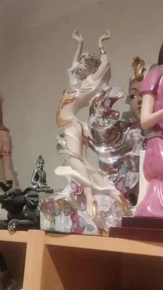 Estatua Davor Mujer Al Viento