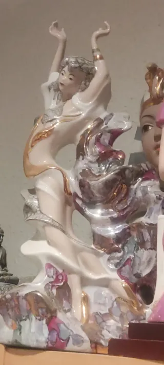 Estatua Davor Mujer Al Viento