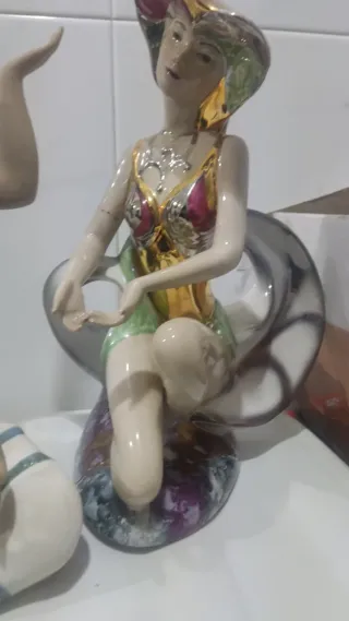 Estatua Davor Mujer Al Viento