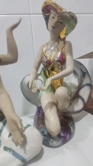 Estatua Davor Mujer Al Viento