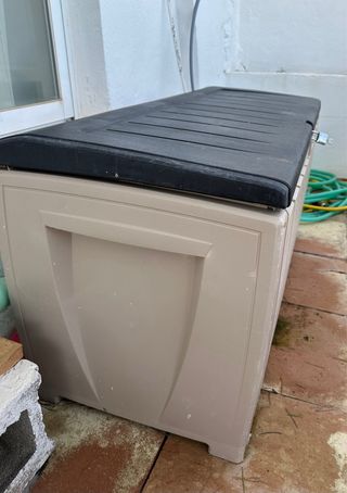 Baúl de almacenaje de plástico beige y negro exter