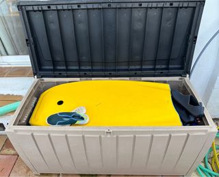 Baúl de almacenaje de plástico beige y negro exter