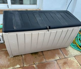 Baúl de almacenaje de plástico beige y negro exter